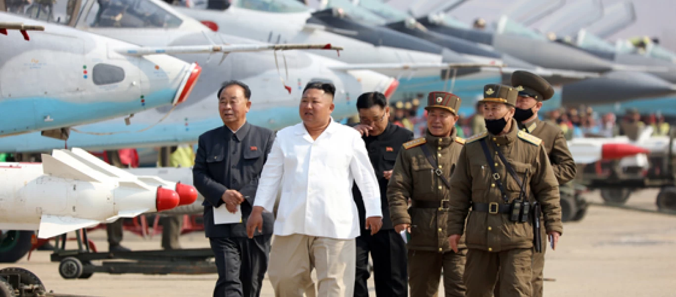 Βόρεια Κορέα: Ο… «υπέρτατος» ηγέτης Κιμ Γιονγκ Ουν με «ανοιξιάτικη» και χαλαρή διάθεση επιθεώρησε τα MiG-29